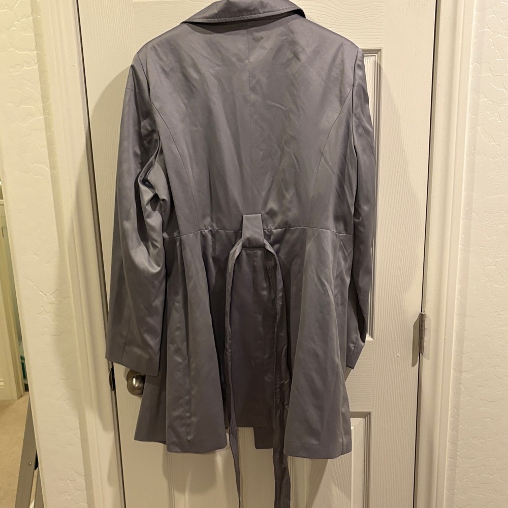 Serena Williams Elegant Silver Trench Coat - Picture 7 of 8